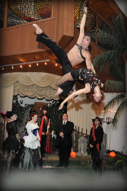 pokazy podczas mrocznego ślubu wesela w stylu gotyckim wampirzym