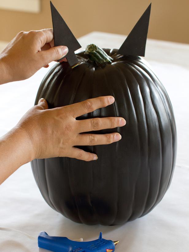 czarny lampion z dyni na halloween - pomysły na dynię