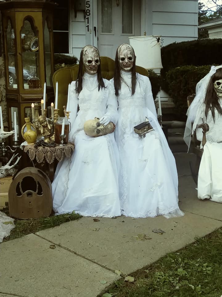 dekoracje w ogrodzie na Halloween, zombie i duchy