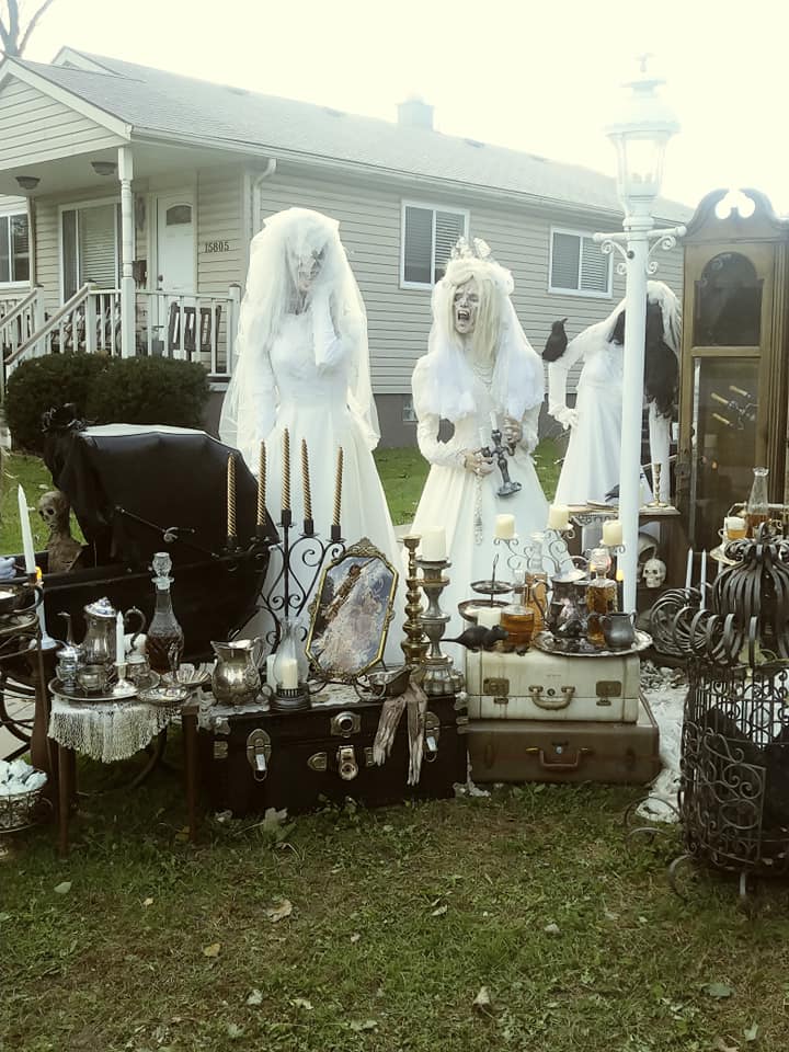dekoracje w ogrodzie na Halloween, zombie i duchy