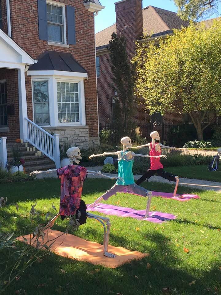 dekoracje ogrodowe na Halloween szkielety