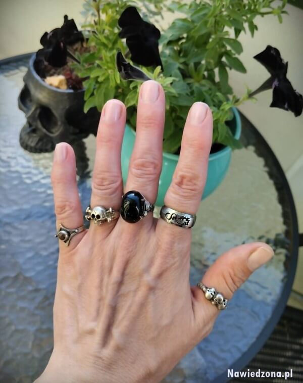 symbolika pierścionków na palcach u ręki - znaczenie palców noszących pierścienie